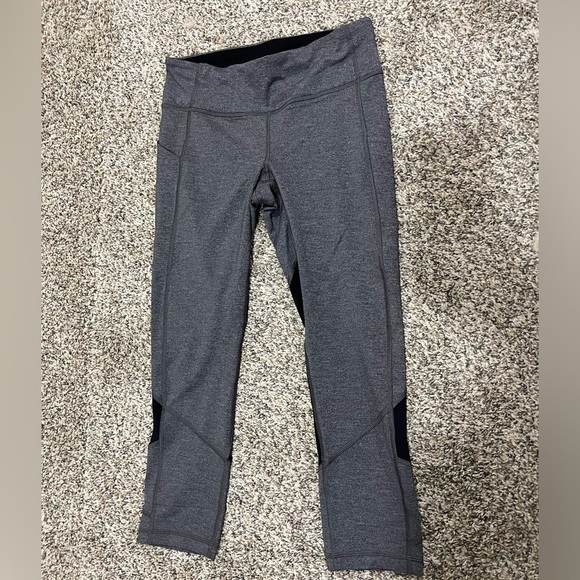 Lululemon Gray and Black cropped leggings  Leggings size 6 in like new condition - Picture 2 of 8